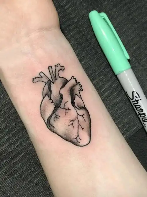 手腕纹身小图 男生手腕上黑色的心脏纹身图案