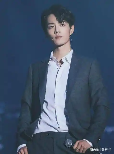 有种惊艳叫肖战霸气照片,看清全身照后,还以为是王一博!