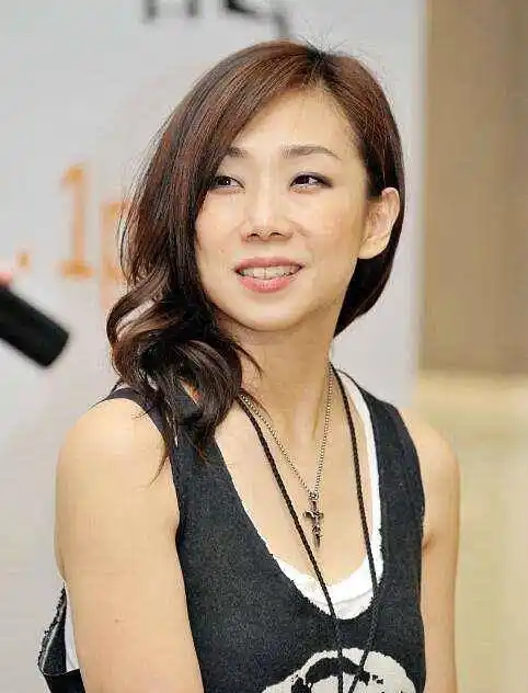 林忆莲:与李宗盛婚外情,恋上小11岁男友被不忠诚,现54岁孤身一人_首歌