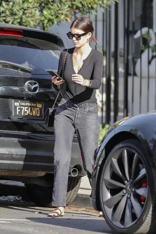 大图模式其实,卡米拉·莫罗(camilamorrone)的身上,也有着特别的气质.