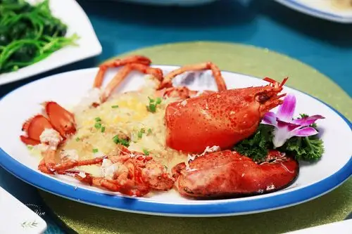 蒜蓉开边蒸大龙虾:活蹦乱跳的龙虾,现挑选海鲜现烹饪,锁住新鲜和美味