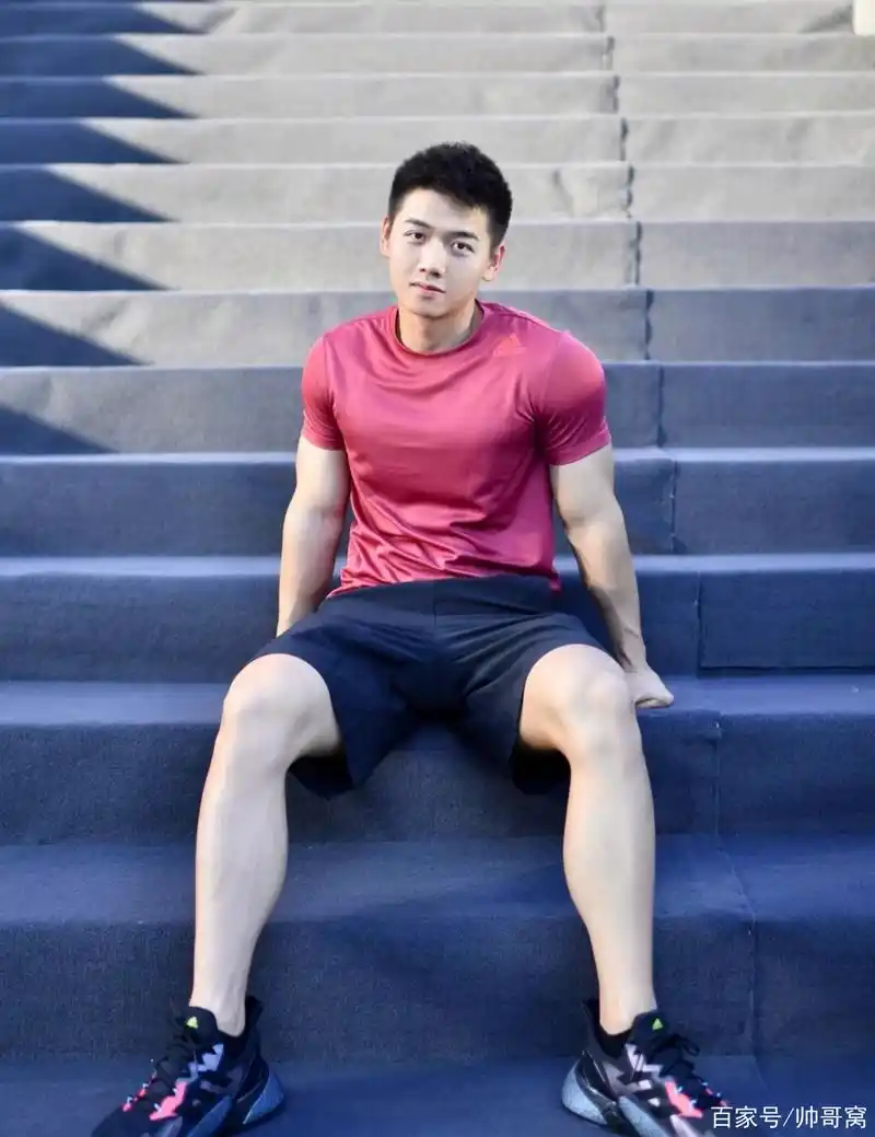 长着一副娃娃脸的95后健身男,虽然身高只有172,但气质却不差!