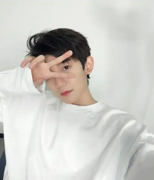 王源剪刀手自拍640x1136分辨率查看