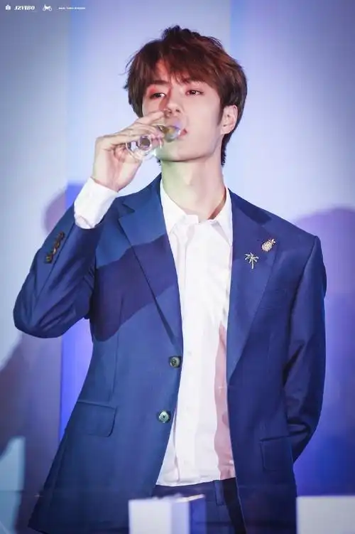 这就是贵公子喝酒#王一博出席活动,端起酒杯,完全不似纨绔公子,却贵
