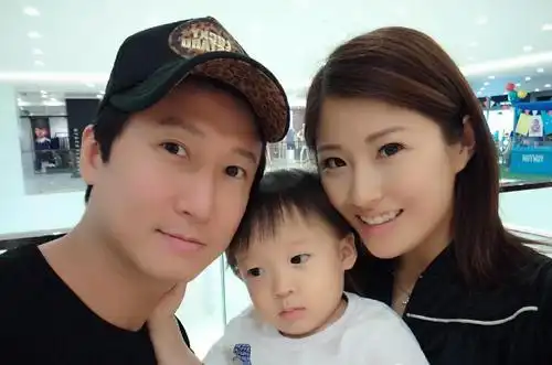 洪天明背弃妻女出轨风波后首次同框秀恩爱,陪妻子回老家过节日