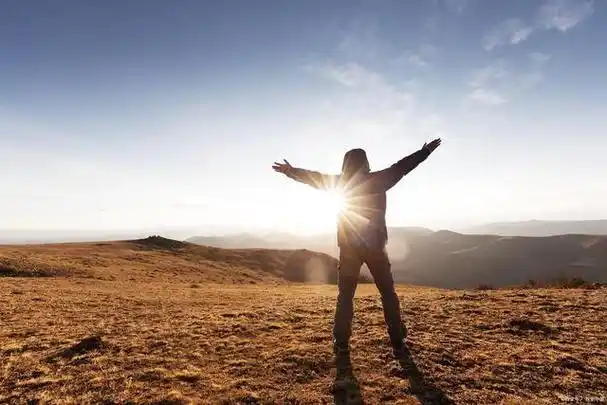 就像散发着温暖阳光的太阳,和正能量的人在一起,我们会感觉朝气蓬勃