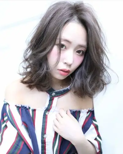 齐肩空气感烫发发型