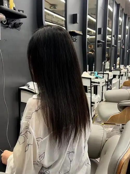 发型偏自然感,整体以自然为主,适合不需要烫发的,而且背影也超好看