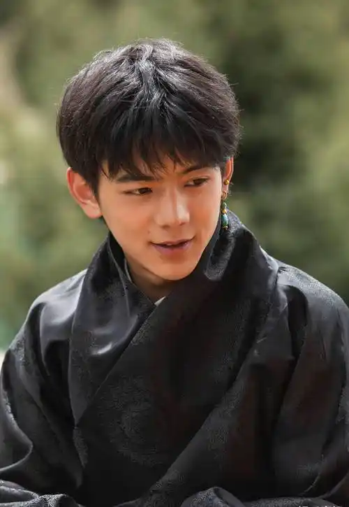 丁真《时尚芭莎》大片,民族服饰,骑着喜欢的小马,奔跑在原野上_生活