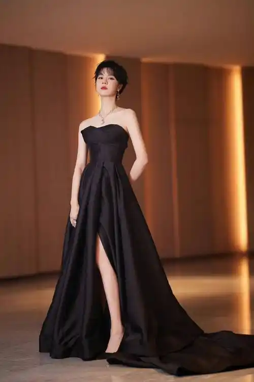 郁可唯的美貌被低估,穿抹胸黑裙秀"筷子腿",狗啃短发又酷又美_黑色_的