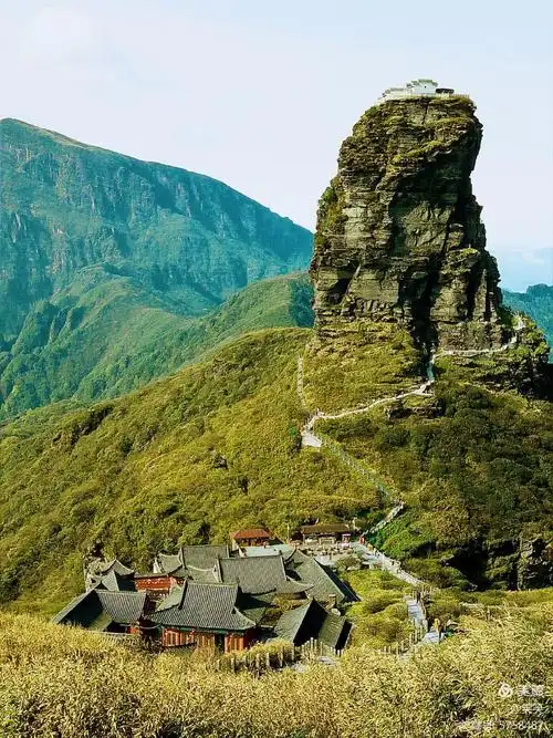 贵州梵净山海拔2495米,属武陵山脉最高峰,山上悬崖古刹,原始洪荒,百年