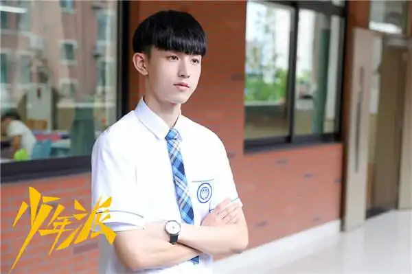 客厅轻喜剧《少年派》口碑获赞 张嘉译闫妮pk教育观