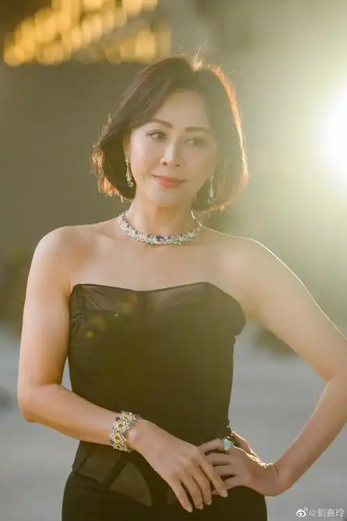 刘嘉玲晒威尼斯活动照,与杨洋合影似豪门姐弟