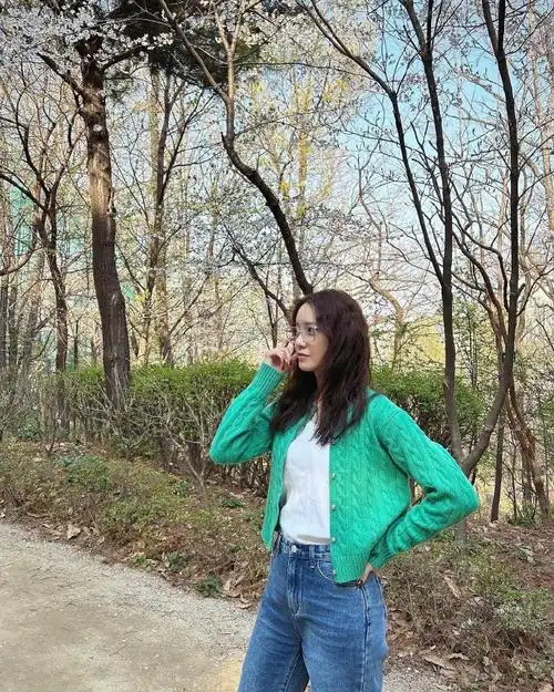 林允儿#04#林允儿0530生日快乐#  240501 林允儿ins更新一则  芬腚