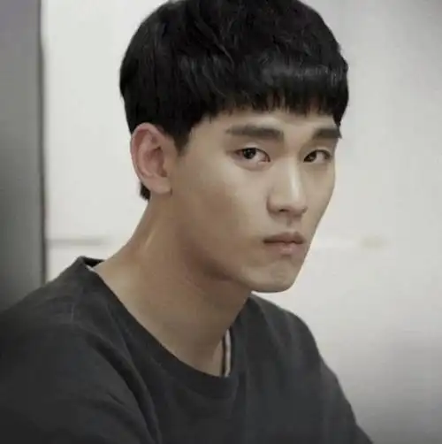 两个选的男生可以留刘海吗,左右鬓角该怎么弄,留长了会炸起来吗.