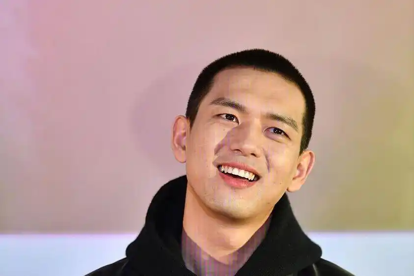 李现寸头造型:颠覆往日形象 李现一改往日发型,选择了一款短发寸头