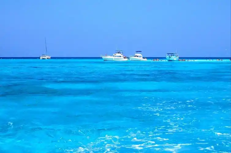 停泊在海上的游艇,为大海带来无穷活力.