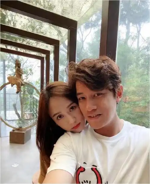 陈乔恩在节目大结局后,惊喜地在社交平台上宣布了她的恋情.