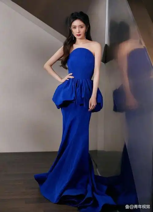 杨幂身穿鎏金礼服,浪漫时光里的艳光!