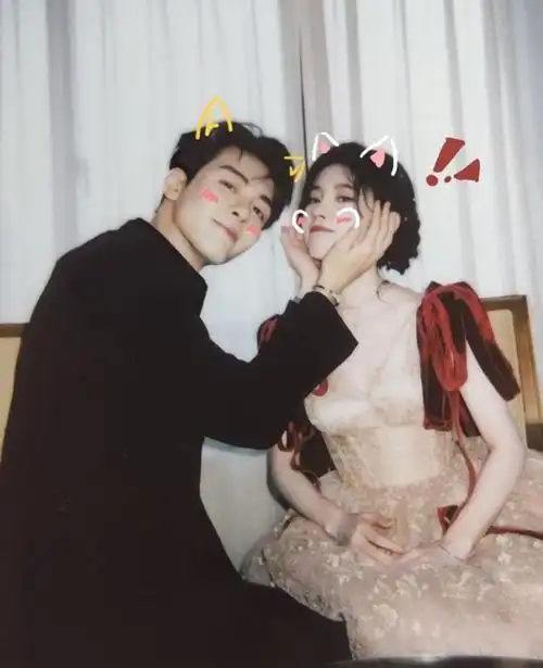 鞠婧祎曾舜晞合体营业,被捧脸的小鞠,表情丰富