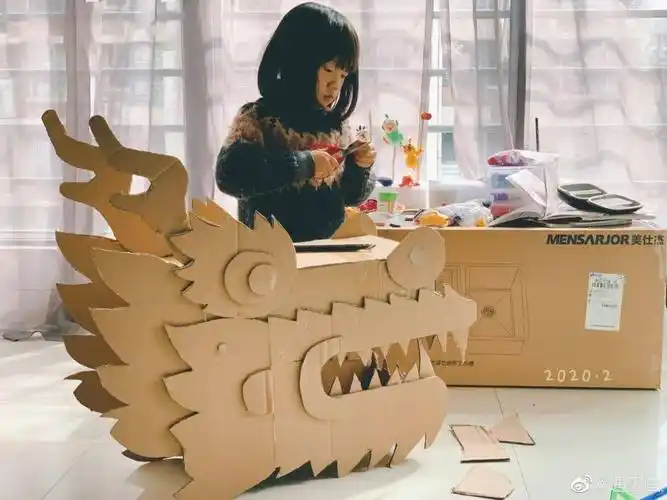 全家人一起用纸箱来做几个舞狮舞龙玩,过一种有仪式感的节日.