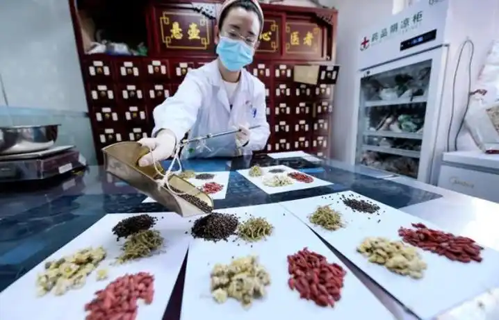 中医在为患者抓药.资料图片