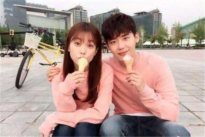 李钟硕韩孝周公布恋情 当cp那么久一直以为订婚了