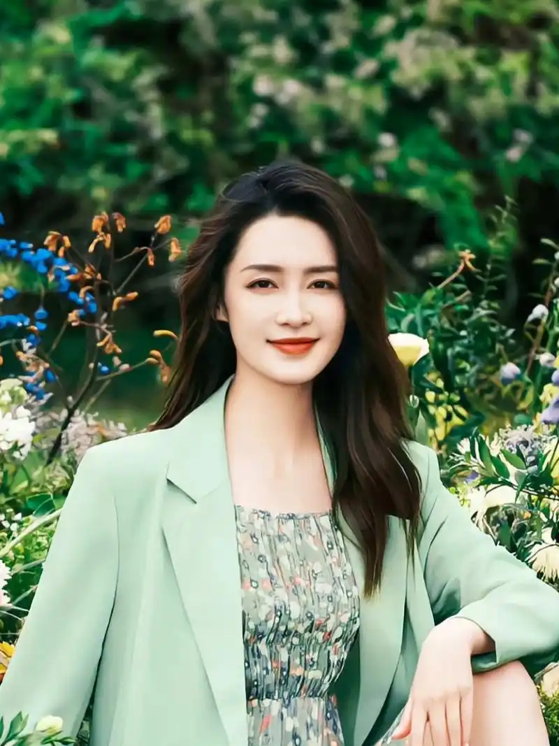 李沁街头和张艺兴甜蜜牵手,疑似恋情曝光?