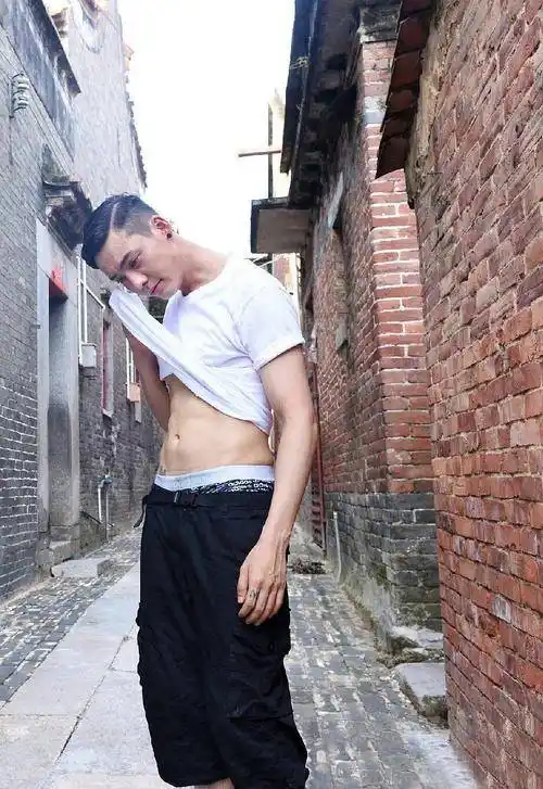 似乎腹肌也有,可还是不像张艺兴他们那么明星,但是已经很标准了!