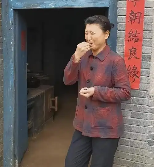 虽然她出演了较多的农村妇女角色,但在出席活动时,她一袭大红色连衣