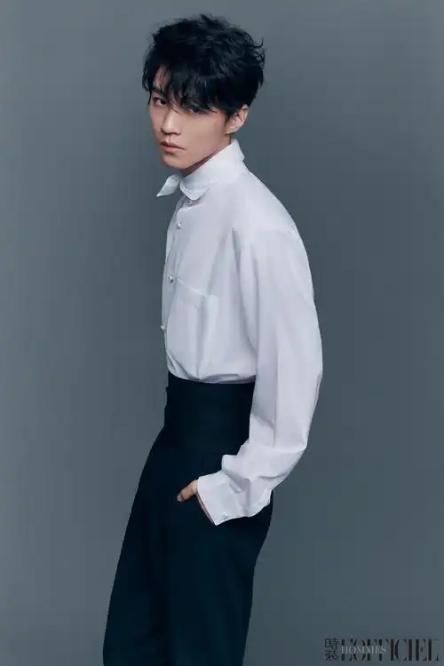 再登封《时装 lofficiel》2021开年封后,王俊凯又拿下《时装男士》