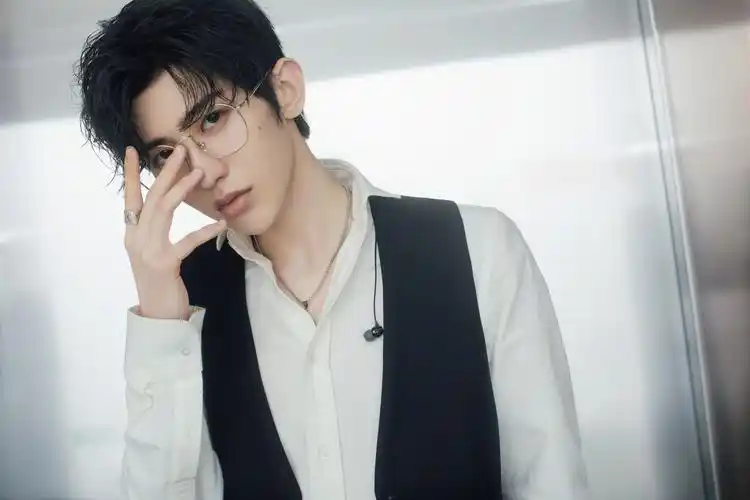 蔡徐坤 / 黑白西装造型简单又成熟的魅力. - 堆糖,美图壁纸兴趣社区