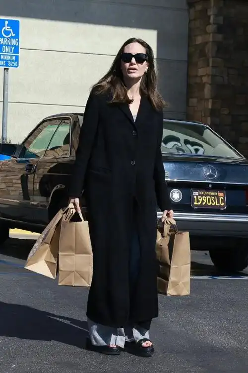 安吉丽娜朱莉超话最近街拍造型,都是黑白灰的基础款大衣,就算是街拍