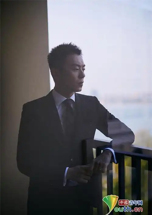 朱亚文西装look展成熟魅力系领带秀侧颜杀