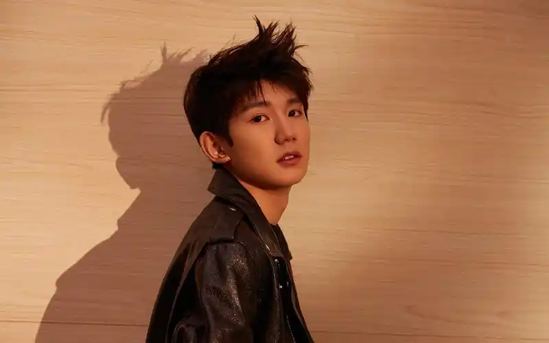 王源帅气有型写真桌面壁纸