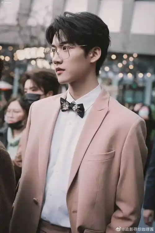 周柯宇风格大赏粉色西装造型粉色西装金丝眼镜