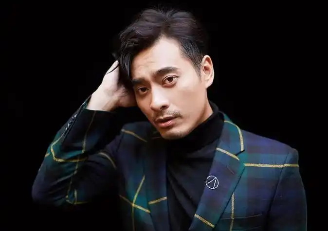 回顾陈龙和好兄弟胡歌六搭出演繁花娶章龄之今家庭圆满