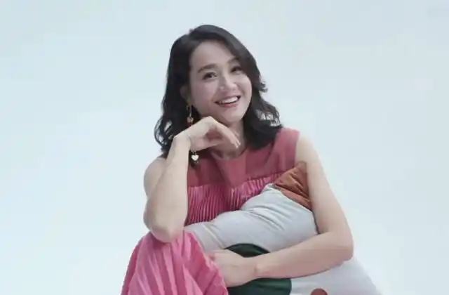 组图:朱丹挺孕肚拍定妆照 小腹微凸气色好