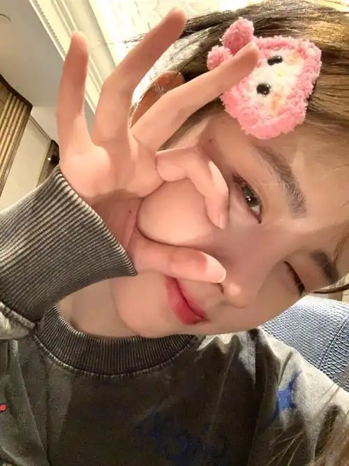 组图:鞠婧祎晒公主切造型随拍酷飒有型 对镜wink脸颊比心好甜_高清