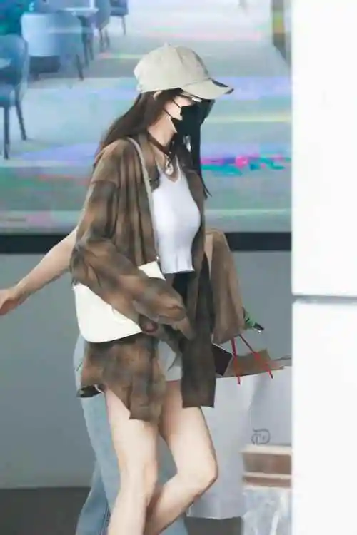 原创杨幂受伤9天现身机场经典幂式穿搭时尚又减龄