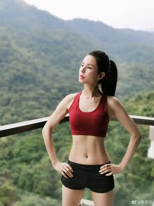 离开渣男12年,54岁近照刷爆全网:太绝了!