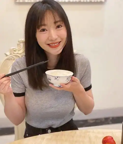 有一种阳光叫柳岩现在的美食形象更是有料