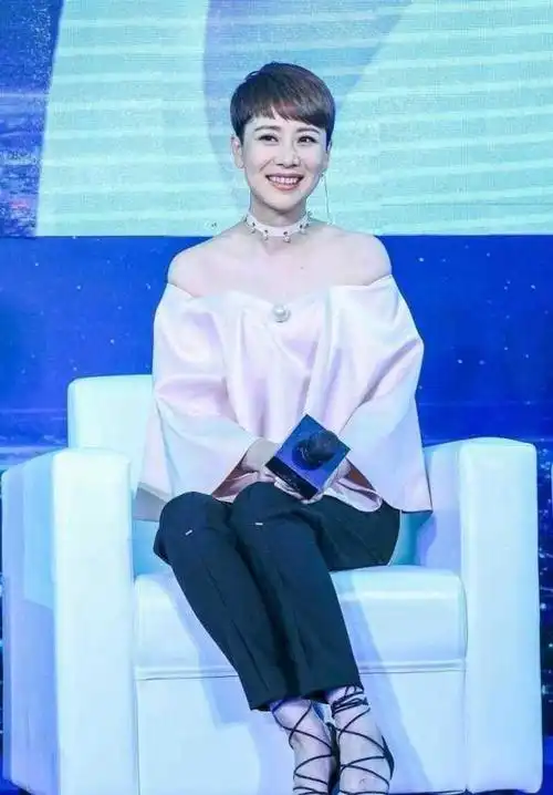 海清衣品在线粉色一字肩上衣配黑色直筒裤优雅端庄还有气质