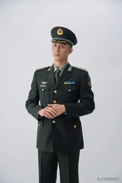 黄景瑜亲爱的戎装定妆照军装跟自己衣服似的简直太飒啦