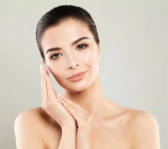 年轻健康的女性 spa 模型与清晰的皮肤面部清洁脸部