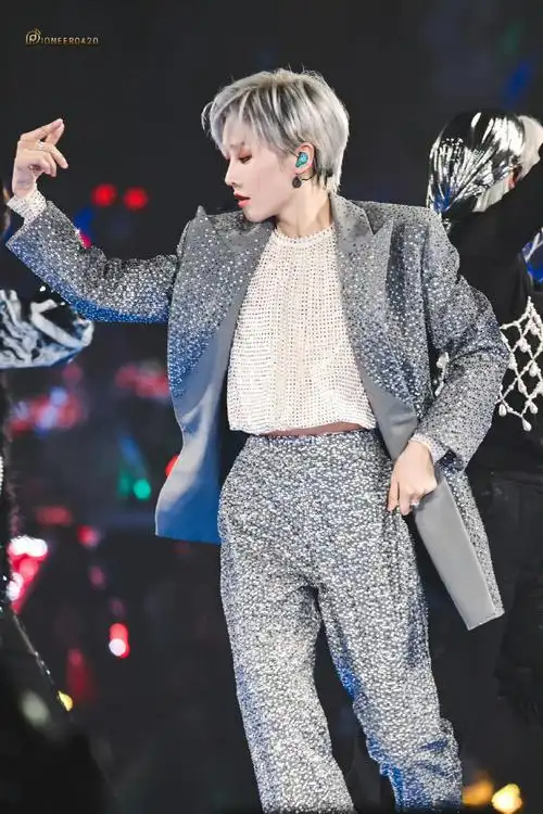 舞台上的刘雨昕好闪##the9演唱会