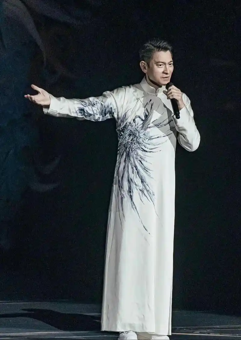 62岁刘德华首场演唱会完美落幕,帅爆了!昨晚刘德华上海演唱 - 抖音