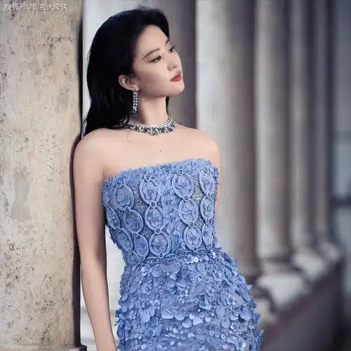 刘亦菲参加活动身着华丽服饰,佩戴精致珠宝,网友:我直接被圈粉!