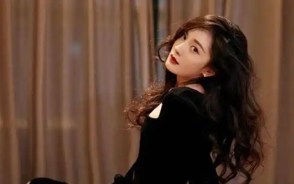 杨幂为啥叫大幂幂了早在二零一几年杨幂微博公布昵称叫小幂幂