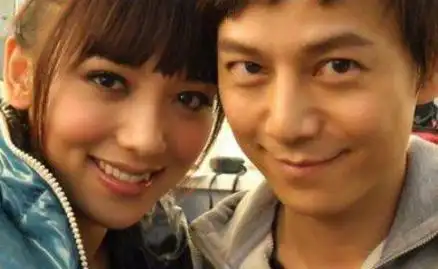 何炅的妻子名叫王菁,两人于2008年领证结婚而何炅在与王菁结婚前,两人